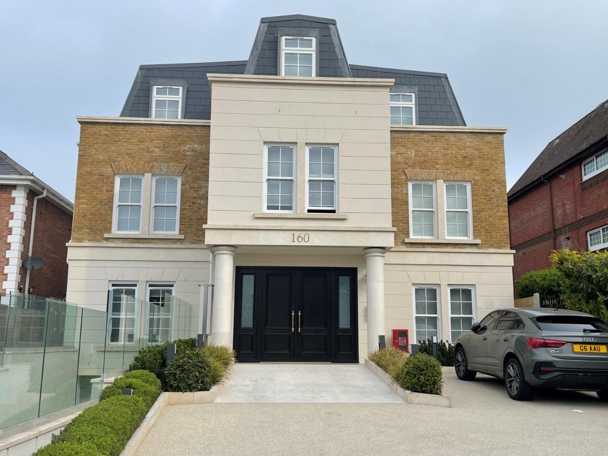 Luxurious, 2 Bed, 2 Bath Penthouse Apartment In Highly Desirable Chigwell Chcl F8 Exterior foto