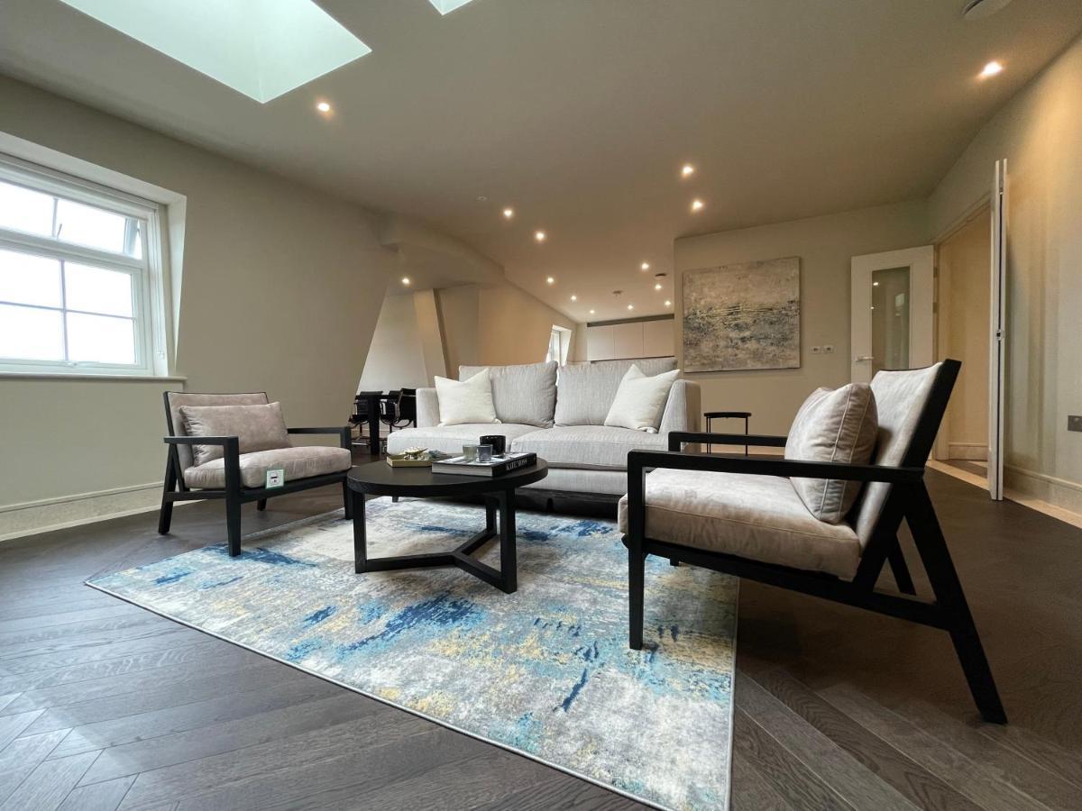 Luxurious, 2 Bed, 2 Bath Penthouse Apartment In Highly Desirable Chigwell Chcl F8 Exterior foto