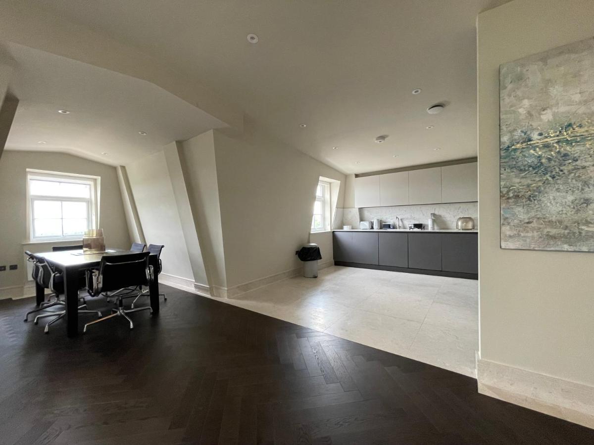 Luxurious, 2 Bed, 2 Bath Penthouse Apartment In Highly Desirable Chigwell Chcl F8 Exterior foto