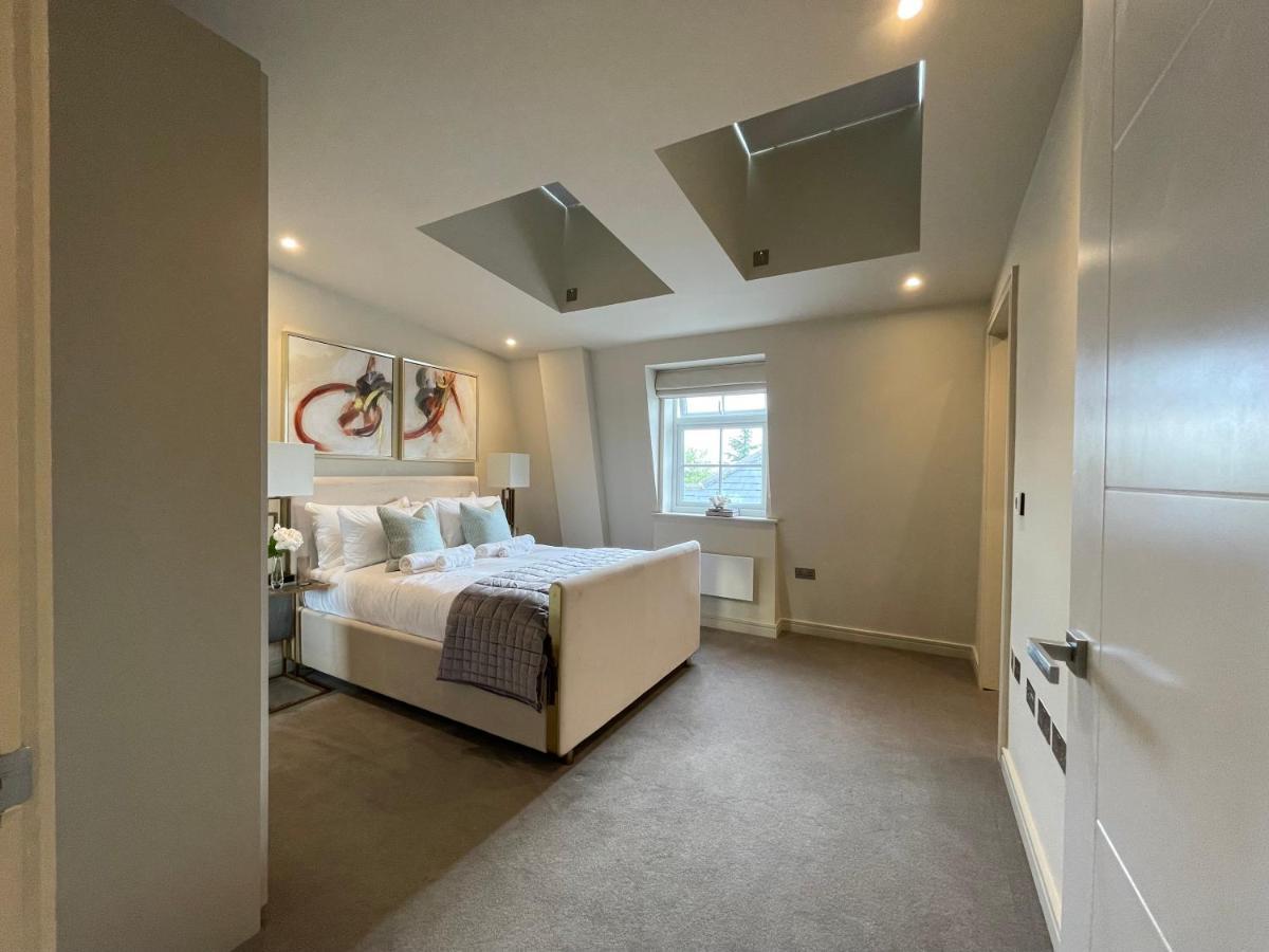 Luxurious, 2 Bed, 2 Bath Penthouse Apartment In Highly Desirable Chigwell Chcl F8 Exterior foto