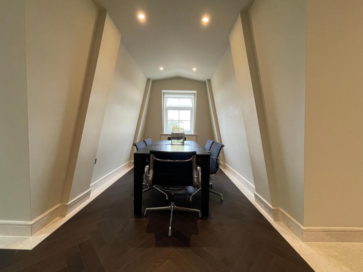 Luxurious, 2 Bed, 2 Bath Penthouse Apartment In Highly Desirable Chigwell Chcl F8 Exterior foto