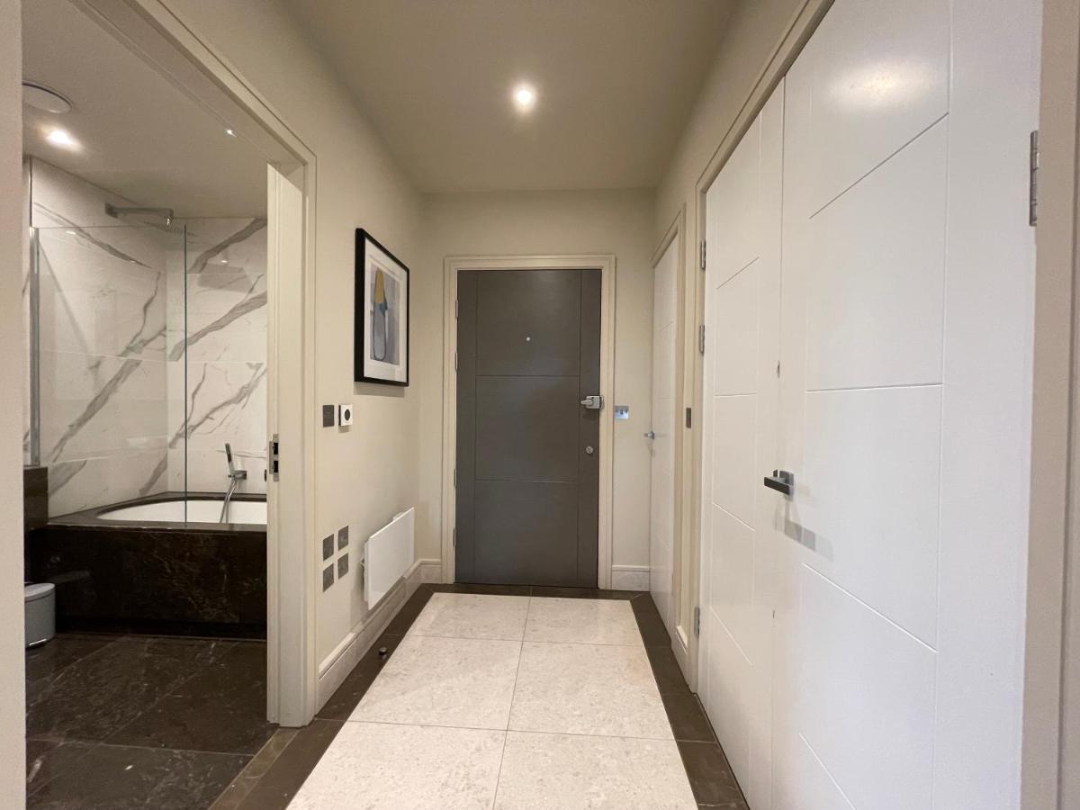 Luxurious, 2 Bed, 2 Bath Penthouse Apartment In Highly Desirable Chigwell Chcl F8 Exterior foto