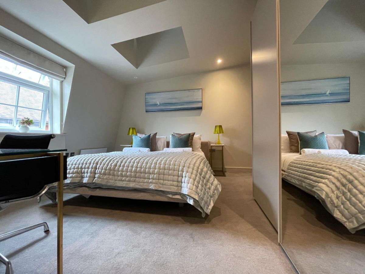 Luxurious, 2 Bed, 2 Bath Penthouse Apartment In Highly Desirable Chigwell Chcl F8 Exterior foto