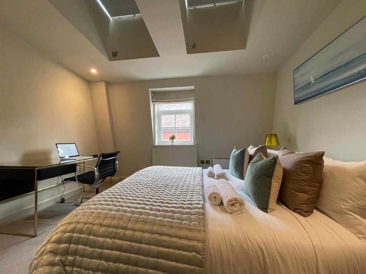 Luxurious, 2 Bed, 2 Bath Penthouse Apartment In Highly Desirable Chigwell Chcl F8 Exterior foto