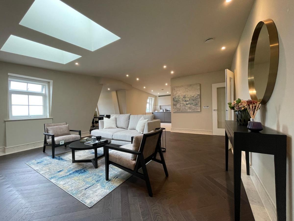 Luxurious, 2 Bed, 2 Bath Penthouse Apartment In Highly Desirable Chigwell Chcl F8 Exterior foto